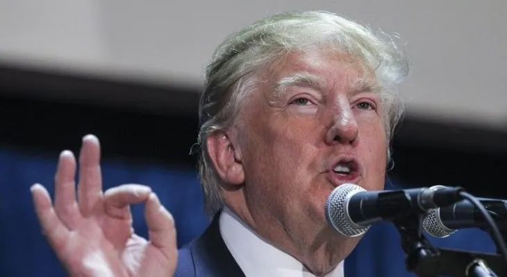 Trump descalifica a la inteligencia de EEUU, cita a Assange 