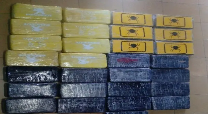Policía ocupa 320 paquetes de cocaína en cuatro de servicio de vivienda Haina