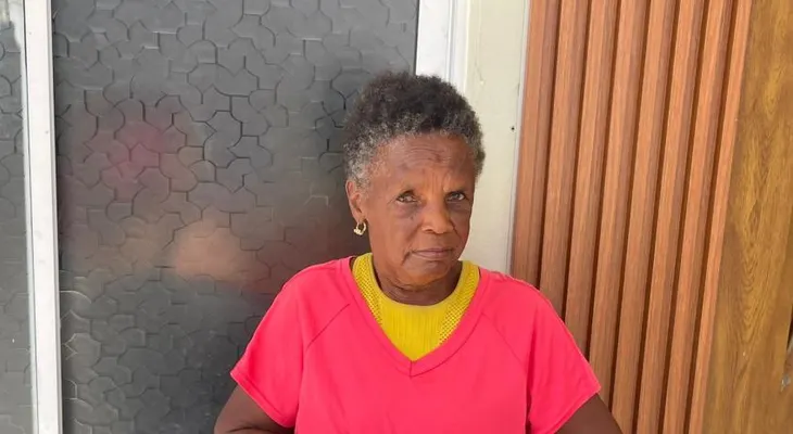 Una anciana en Santiago sobrevive gracias a la ayuda de sus vecinos tras quedar en situación de calle