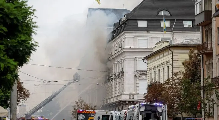 Dron ruso impacta sede del Servicio de Seguridad de Ucrania en el centro de Kyiv; hay heridos