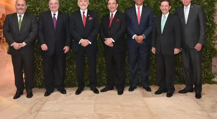 Gobernador Valdez Albizu y su esposa Fior Martínez de Valdez ofrecen cena en honor miembros Junta Monetaria
