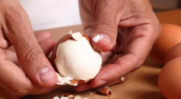 El huevo cocido que no se pela: el truco mágico que sorprende a todos