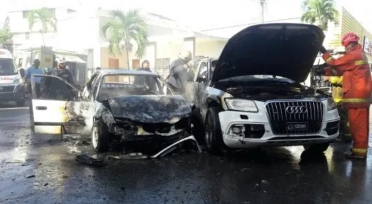 Se incendian dos vehículos tras choque