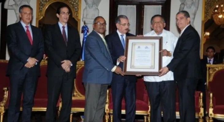 Presidente Medina entrega a Juan Bolívar Díaz el Premio Nacional de Periodismo 2014 