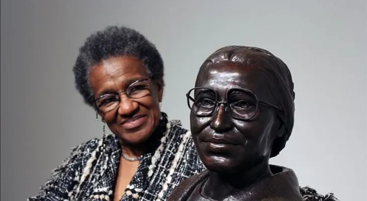 Rosa Parks, la huella de la mujer que se levantó sentándose