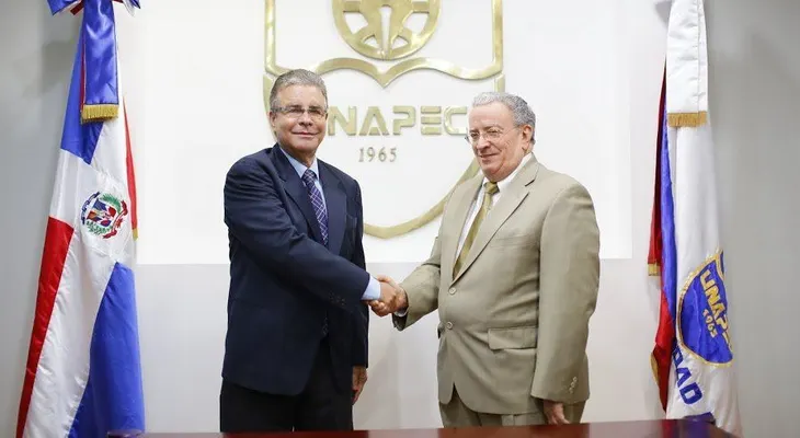 ADOMPRETUR y UNAPEC suscriben acuerdo para apoyar capacitación en turismo y comunicación