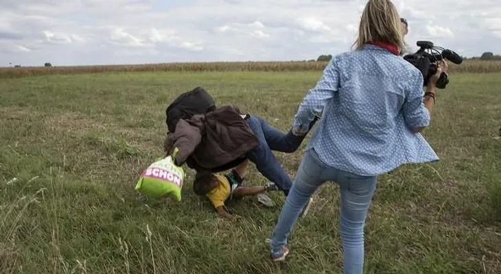 Reportera húngara reconoce que pateó a refugiados, pero no pide perdón