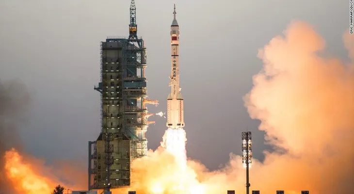 China inicia la misión espacial tripulada más larga de su historia