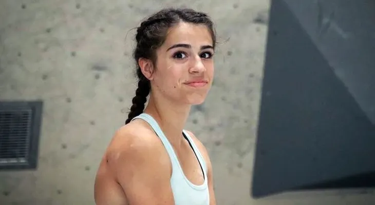 Conmoción por trágica muerte de campeona mundial de escalada de 16 años; cayó al vacío 