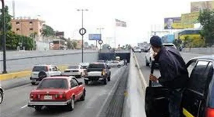Banda ataca a usuarios de túnel en Las Américas