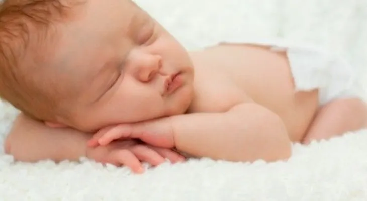 Las siestas mejoran memoria de los bebés