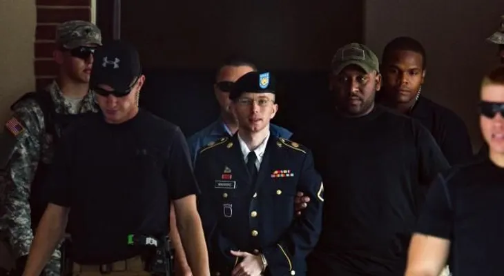 AI pide a Obama que conmute la pena de Manning y lo libere inmediatamente