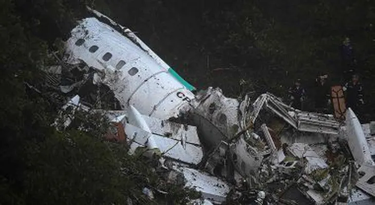 Una mujer abrió la puerta de emergencia de un avión y saltó