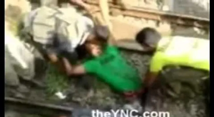 IMPACTANTE Captado en video como un tren choca a un hombre y lo parte en tres