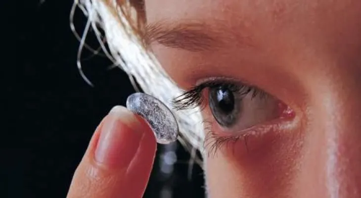 Queda ciego por usar lentes de contacto cuando se duchaba; un parásito se le introdujo en el ojo derecho