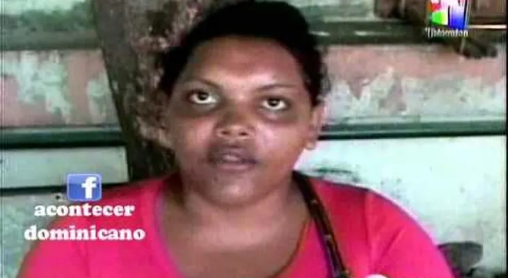 Embarazada le da una pedrada a niño de 3 años y luego le cae a puñaladas a la madre de este.