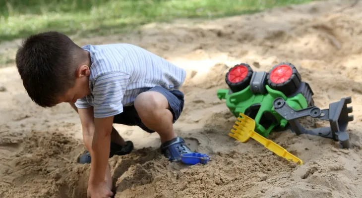 Don niños de 5 años cavaron un túnel para escapar del jardín e ir a comprar un auto