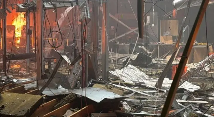 Al menos seis muertos y decenas de heridos en ataque ruso de doble impacto contra centro comercial en Ucrania