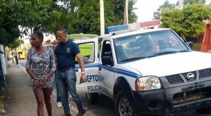 Policía apresa mujer captada en vídeo golpeando a su hija de 2 años