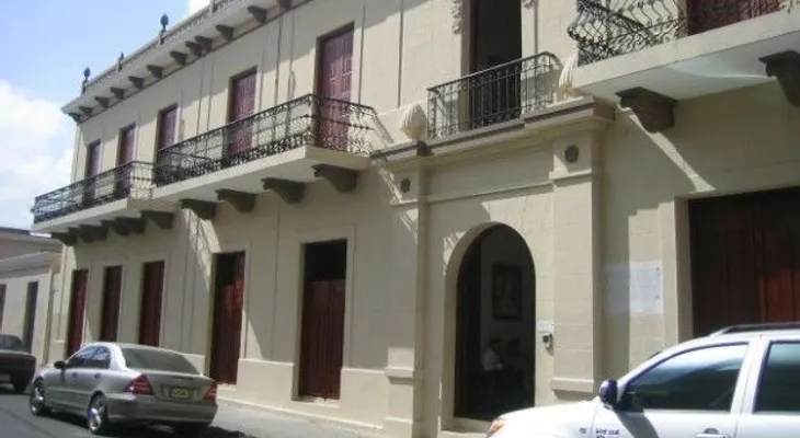 Apresan mujer robando imágenes de santos en Arzobispado de Santiago