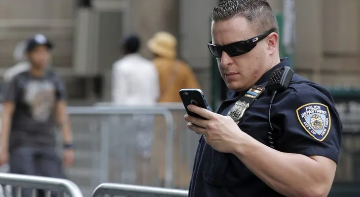 Suspenden una policía de NY por publicar meme de linchamiento a Obama
