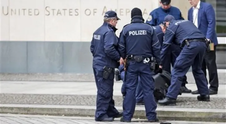 Policía investiga hombre en Berlín intentó entrar a embajada de EEUU con supuesta bomba