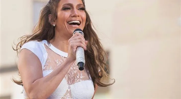 Jennifer López, que tiene un romance con Alex Rodríguez, confiesa que sus hijos "hacen cita" para pasar tiempo con ella