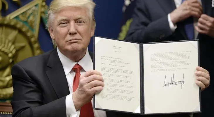 Trump alivia restricciones de viajes a los portadores de green card