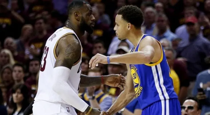 LeBron James defiende a Stephen Curry de las críticas