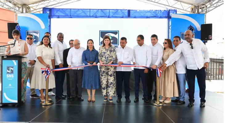 Raquel Peña entrega obras de salud en Valverde