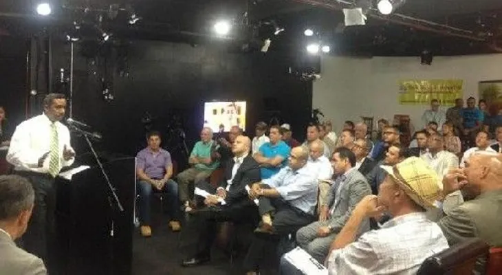 Bodegueros dominicanos en EEUU reciben promesa del candidato Eliot Spitzer