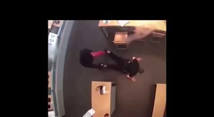 Un ladrón desarma a un policía y le apunta con su propia pistola durante un robo en Texa