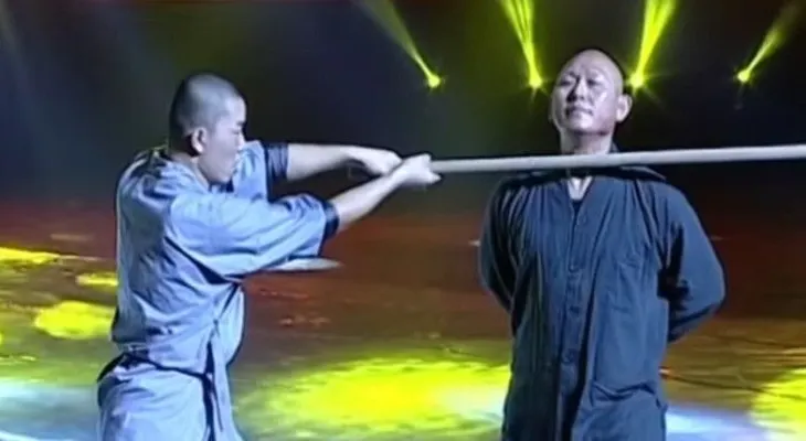 ¡No intente repetirlo!: Un chino rompe un palo con su cuello (VIDEO)