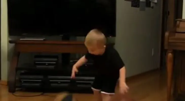 Este niño tiene una forma genial de lanzar la pelota... ¡Qué talento!  (VIDEO)