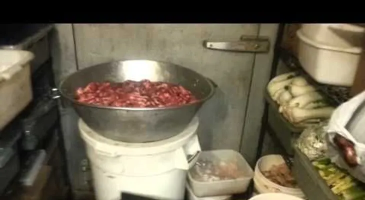 Una empleada de un restaurante grabo esto ¡Si ha comido en un restaurante chino NO lo veas! (VIDEO)
