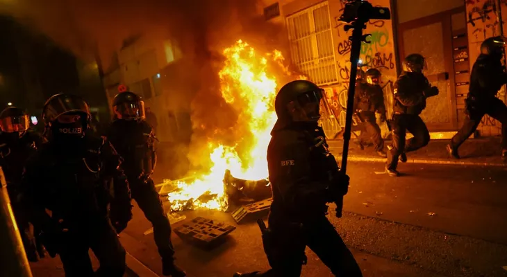 Más de 180.000 personas protestan en Alemania contra los recortes y el servicio militar obligatorio: disturbios y saqueos en Frankfurt