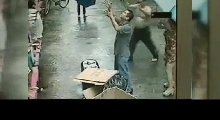 Video: Hombre atrapa un bebé que cayó de un segundo piso y se convierte en héroe 