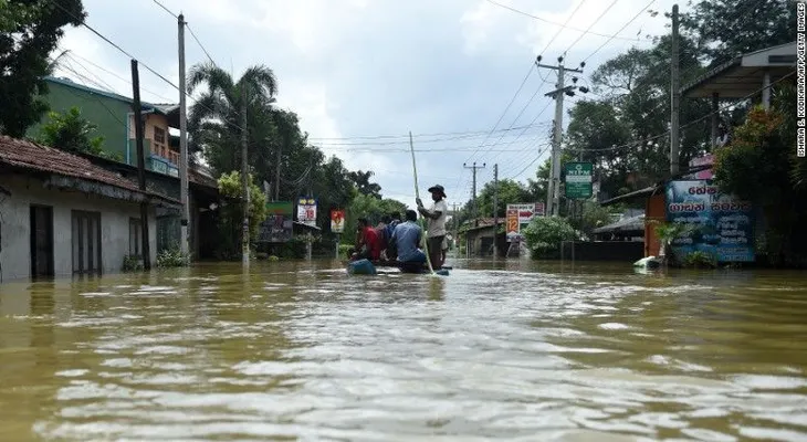 Mortales inundaciones en Sri Lanka: la batalla por rescatar a los sobrevivientes