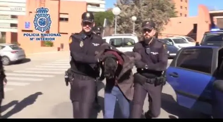 Un hombre caníbal se come a su propia madre junto a su perro 