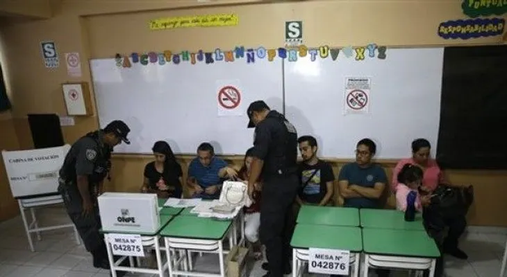 Peruanos eligen rival de Fujimori, luchan por segundo lugar