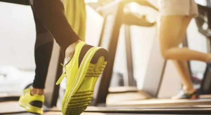 ¿Qué es mejor: correr en la calle o en máquina? 