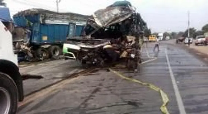 Mujer y niño mueren al estallar camioneta en California