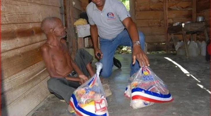 Plan Social entrega alimentos en comunidades pobres de San Juan
