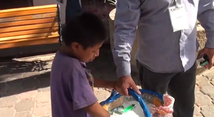 Funcionario de México humilla niño vendedor