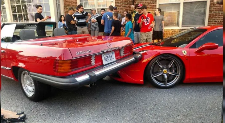 Conductora intenta estacionar y termina encima de Ferrari de 300.000 dólares