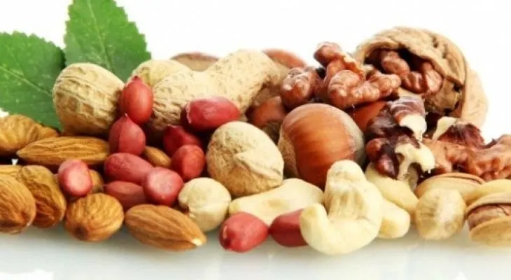 Alimentos para reforzar la memoria: verdura fresca, pescado azul, frutos secos y fruta