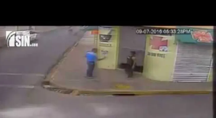 Momento en que fue captado asalto a un comercio (VIDEO)