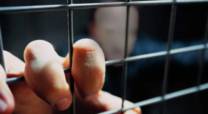 Mantiene a su hijo encerrado en una jaula durante 40 años