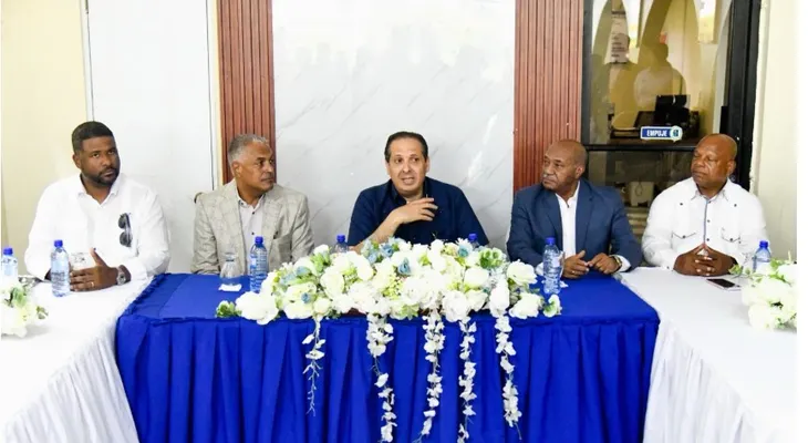 Ministro de Salud, Víctor Atallah supervisa programas de salud en San Cristóbal