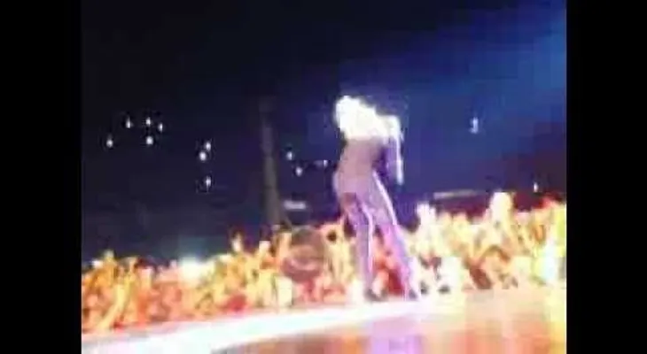 Tumban a Beyoncé del escenario durante presentación en Brasil